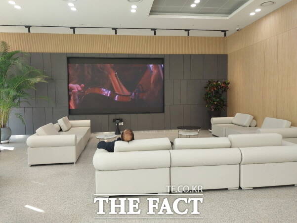 포항시립포은흥해도서관은 1층 로비에 호텔 수준의 휴게실을 갖추고 있다. 그런데도 2·3층 자료실 곳곳에 불필요한 쉼터를 조성해 보여주기식 전시행정이란 비판을 받고 있다. /박진홍 기자