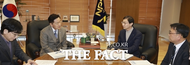 3일 전주시 완산구 만성동 전북혁신도시 내 국민연금공단 이사장실에서 김관영 전북도지사(왼쪽)와 김성주 국민연금공단 이사장이 전북 금융중심지 지정 및 자산운용 금융 생태계 조성 협력 방안 등에 대해 논의하고 있다. /전북도