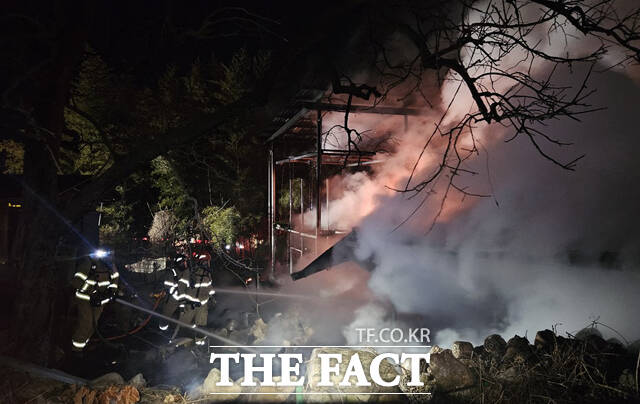 2일 오후 8 38분쯤 상주시 낙동면의 한 주택에서 불이나 소방당국이 진화에 나섰다. /경북소방본부