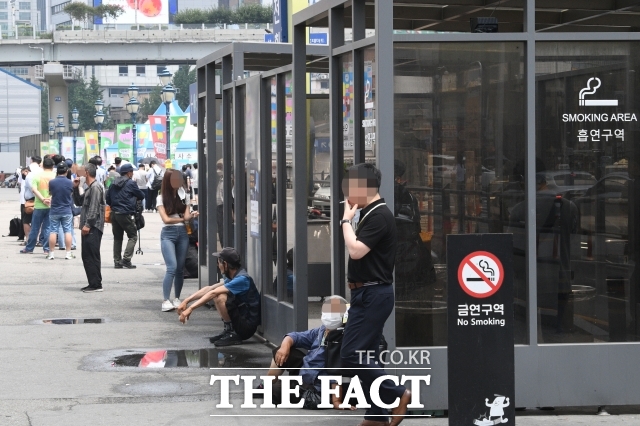 사진은 2021년 7월 10일 서울 중구 서울역 광장 흡연구역. /남윤호 기자