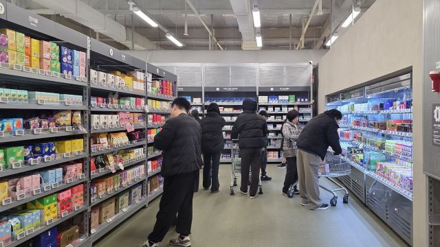 서울 금천구에 개점한 창고형 약국 메가팩토리 2호점에서 3일 소비자들이 약을 쇼핑하고 있다. /조성은 기자