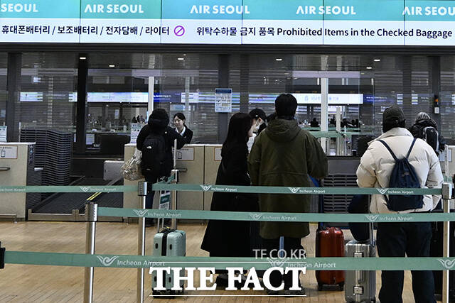 설 명절을 맞아 거래가 증가할 것으로 예상되는 항공권, 택배, 건강식품에 대해 피해예방주의보를 발령됐다./더팩트DB