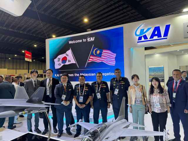 말레이시아 대표단이 3~8일(현지시간) 싱가포르에서 열리는 2026 싱가포르 에어쇼 KAI 부스에 방문한 모습. /KAI