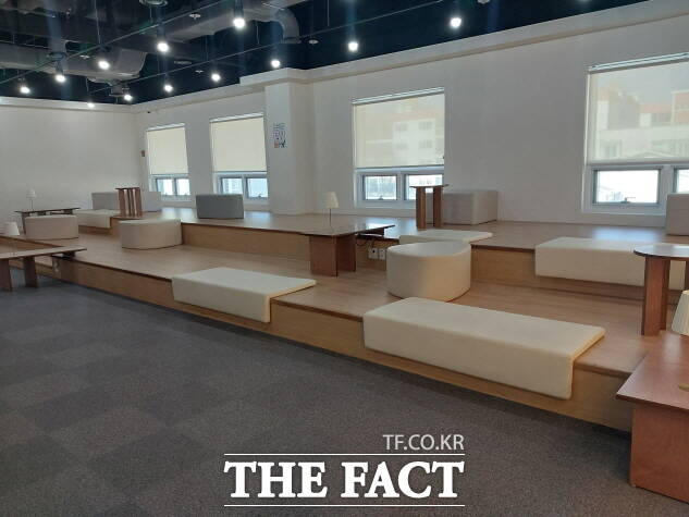 포항시립포은흥해도서관 2층 자료실의 대청마루는 바닥과 테이블의 높이가 맞지 않은 불편 때문에 이용하는 시민이 아무도 없다. 주말이면 이곳 도서관의 열람석은 항상 부족하다. /박진홍 기자