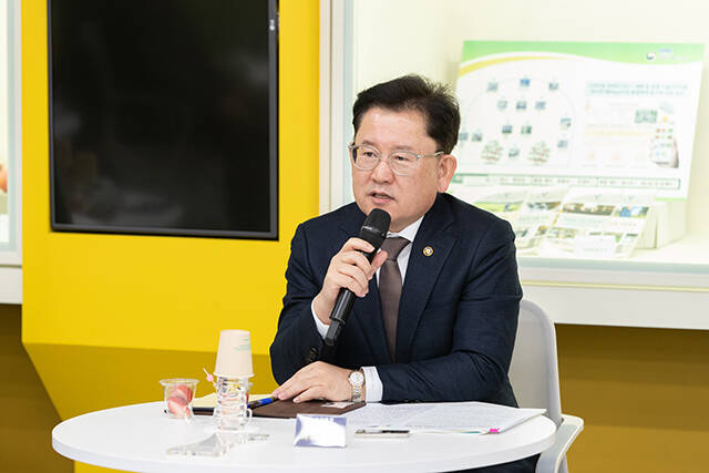 이승돈 농촌진흥청장은 3일 경기도 수원시 국립식량과학원 중북부작물연구센터에서 농업인단체장들과 간담회를 열고 2026년 업무계획을 공유하며 농업 현안을 논의했다./농촌진흥