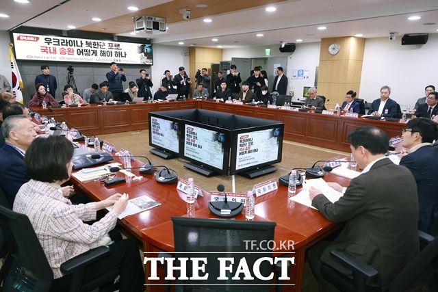 우크라이나 전쟁 과정에서 생포된 북한군 포로들의 국내 송환 문제를 두고 ‘당사자의 선택권’을 우선해야 한다는 목소리가 3일 국회에서 나왔다. 사진은 이날 국회 의원회관에서 유용원 국민의힘 의원실 주최로 우크라이나 북한군 포로, 국내 송환 어떻게 해야 하나 정책세미나 모습. /뉴시스