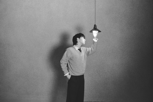 콘셉트 포토는 거친 필름 질감을 연상시키는 모노톤 이미지와 대비를 이루는 빛과 그림자 연출로 김성규 특유의 분위기를 더욱 선명하게 담아낸다. /빌리언스