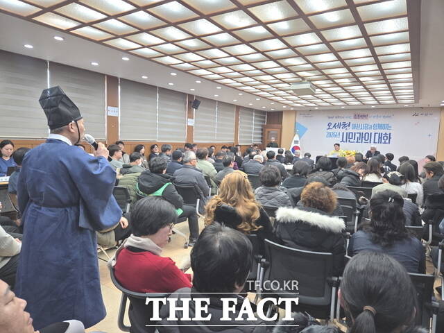 아산시는 2일 음봉면 행정복지센터에서 2026 시민과의 대화를 개최했다. 사진은 주민이 오세현 시장에게 질문하는 모습. /정효기 기자