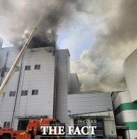  시흥 SPC삼립 시화공장에 큰 불…연기 흡입 3명 병원 이송