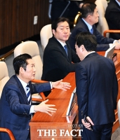  박수현 의원과 대화하는 정청래 대표 [포토]