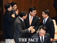  한병도 원내대표와 대화하는 송언석 원내대표 [포토]