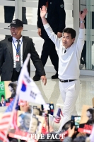  지지자 향해 인사하는 전한길 [포토]