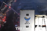  밤까지 이어지는 시흥 삼립SPC 공장 화재 진압 [TF사진관]