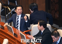  최민희 의원과 대화하는 정청래 대표 [포토]