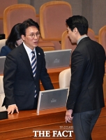  한준호 의원과 대화하는 김민석 총리 [포토]