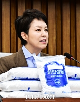  설탕 들고 회의 참석한 김은혜 의원 [포토]