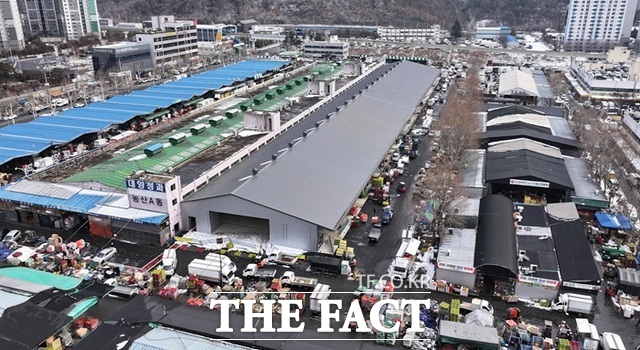 대구시 북구 매천동 농수산물도매시장 전경. 은색 지붕을 가진 건물이 새로 준공된 농산A동이다. /대구시