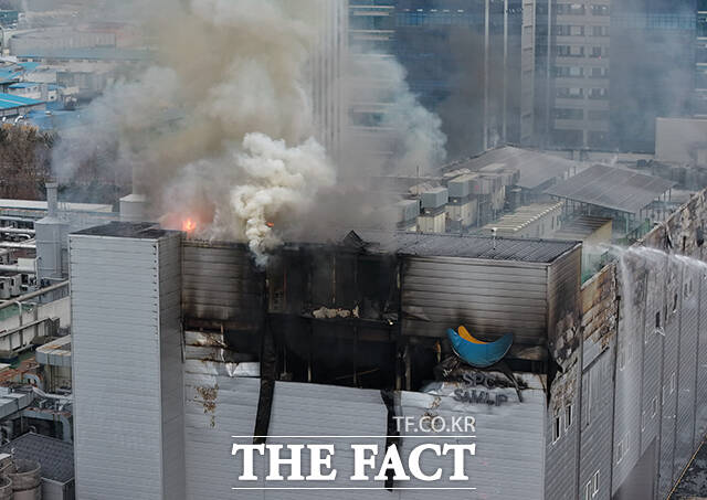 지난 3일 오후 경기 시흥시 정왕동 SPC 삼립 시화공장에서 큰 불이 나 소방당국이 대응 1단계를 발령한 가운데, 소방관들이 화재 진압을 하고 있다. /시흥=박헌우 기자