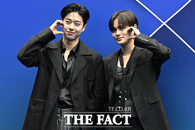 그룹 에이비식스의 김동현(왼쪽)과 이대휘가 4일 오후 서울 중구 동대문디자인플라자(DDP)에서 열린 2026 F/W 서울패션위크 곽현주컬렉션 포토월에 참석해 포즈를 취하고 있다.