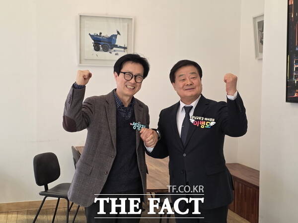 성광진 대전시교육감 예비후보(왼쪽)와 이병도 충남도교육감 예비후보(오른쪽)이 4일 대전 한 카페에서 회동을 갖고 대전충남행정통합과 관련해 논의했다. /정예준 기자