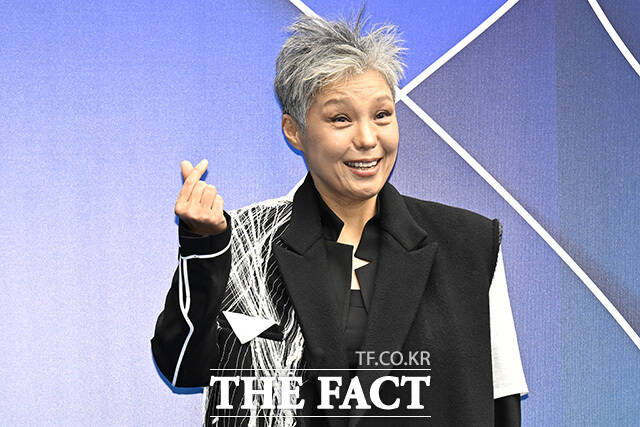 가수 이은미가 4일 오전 서울 중구 동대문디자인플라자(DDP)에서 열린 2026 F/W 서울패션위크 므아므(MMAM) 포토월에 참석해 포즈를 취하고 있다. /송호영 기자