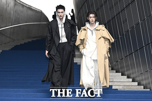 파벨(왼쪽)과 푸가 블루카펫을 밟고 있다.