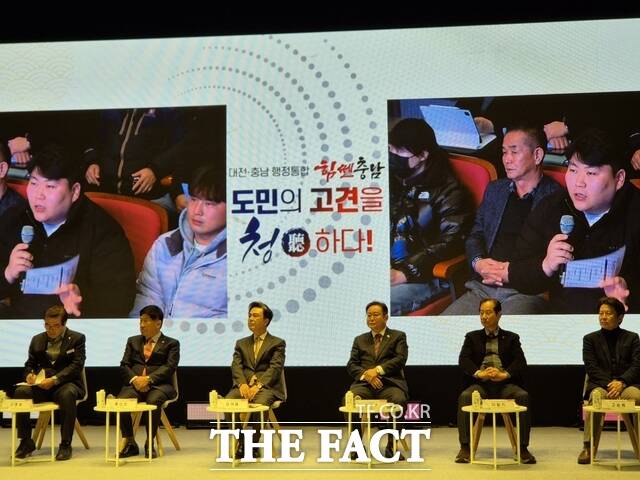 천안 지역 농업 종사자가 김태흠 충남도지사에게 질문하고 있다. /이수홍 기자