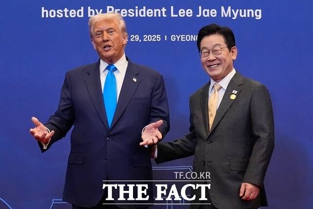 미국은 트럼프 대통령의 관세 인상 예고를 관보로 공식화하는 문제를 협의 중인 것으로 파악됐다. 사진은 이재명 대통령과 트럼프 대통령이 지난해 10월 경주 아시아태평양경제협력체(APEC) 정상회의를 계기로 만난 모습. /AP. 뉴시스