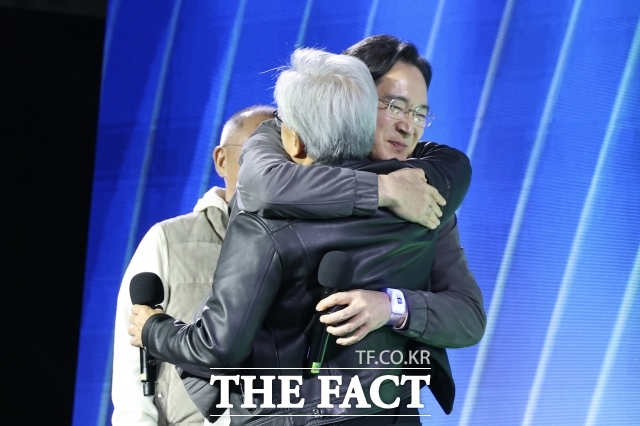이재용 삼성전자 회장이 지난해 10월 30일 서울 강남구 코엑스에서 열린 엔비디아 지포스 게이머 페스티벌에 참석해 젠슨 황 엔비디아 최고경영자(CEO)와 포옹하고 있다. /서예원 기자