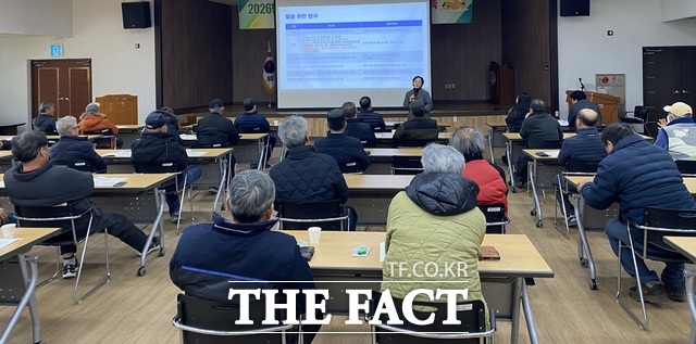 군위군은 양봉 농가의 가공 역량을 높이고 농가 소득 증대를 도모하기 위해 3일과 5일 이틀간 양봉 농가를 대상 식품소분업 가공 교육을 실시해 호응을 얻고 있다. /군위군