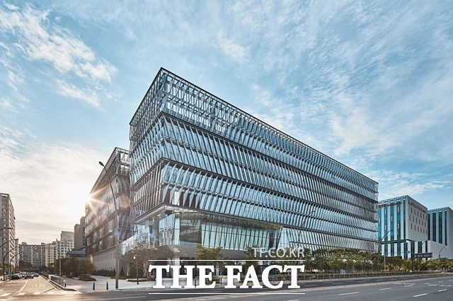 넥센타이어는 지난해 매출액 3조1896억원, 영업이익 1703억원을 기록했다고 4일 밝혔다. 넥센타이어 마곡 중앙연구소 더넥센유니버시티 전경. /넥센타이어