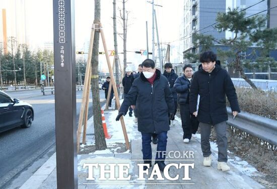 지난 3일 백경현 경기 구리시장을 비롯해 구리시 도로과 관계자와 사업 관계자 등이 동구릉 역사거리 조성사업 현장을 방문해 진행 상황을 점검하고 있다. /구리시