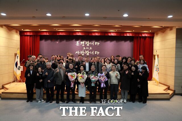 4일 충남도립대 해오름관 소강당에서 전임교원 정년 퇴임식을 진행한 후 기념 촬영을 하고 있다. /충남도립대