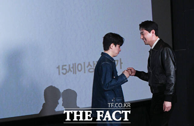 배우 박정민(왼쪽)과 조인성이 4일 오후 서울 용산구 아이파크몰 CGV에서 열린 영화 휴민트 언론시사회 및 기자간담회에 참석해 포토타임 도중 주먹을 맞대고 있다.