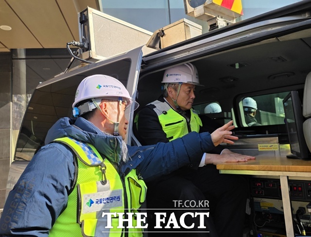 박창근 국토안전관리원 원장이 GPR 탐사차량에 탑승해 장비 성능과 활용 실태를 점검하고 있다. /국토안전관리원