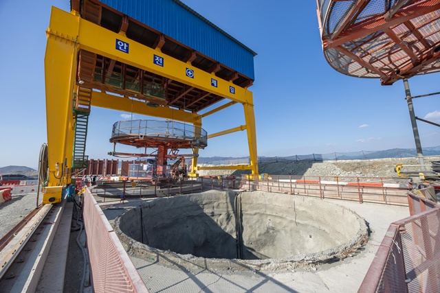 DL이앤씨는 RBM을 활용해 부산 욕망산을 수직으로 관통하는 터널 굴착을 완료했다고 4일 밝혔다. /DL이앤씨