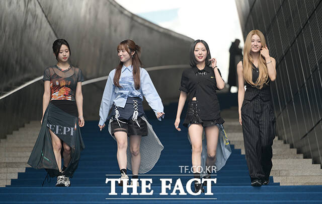 라잇썸 나영과 히나, 유정, 상아(왼쪽부터)가 4일 오후 서울 중구 동대문디자인플라자(DDP)에서 열린 2026 F/W 서울패션위크 페노메논시퍼 포토월에 참석해 블루카펫을 밟고 있다. /박헌우 기자