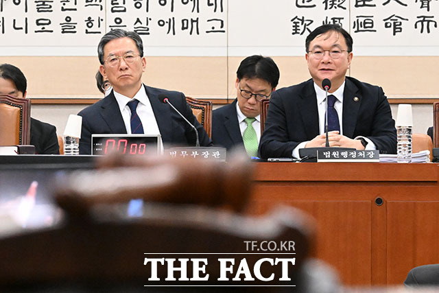 의원 질의에 답하는 박영재 신임 법원행정처장(오른쪽).