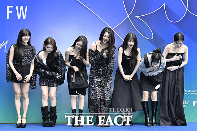 클라씨가 인사를 하고 있다.