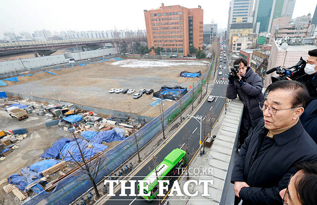 김윤덕 국토교통부 장관(오른쪽)이 4일 서울 강남구 한 빌딩에서 1.29 대책 관련 주택 사업지인 서울의료원 남측 부지를 바라보고 있다. /남윤호 기자
