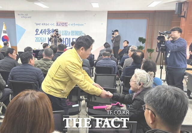 오세현 아산시장이 도고면 시민과의 대화 현장에서 어르신들을 일일이 찾아가며 정겹게 인사를 나누고 있다. /정효기 기자