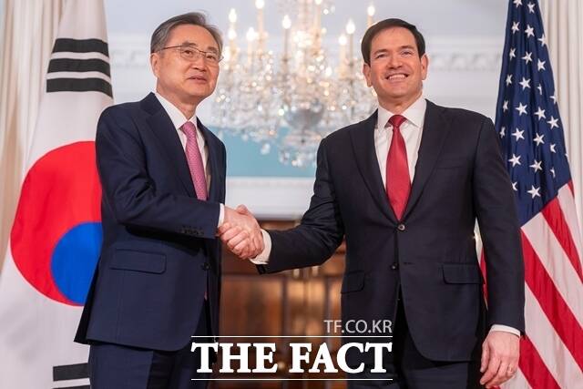 조현 외교부 장관과 마코 루비오 미국 국무장관은 3일(현지시간) 워싱턴DC에서 회담을 갖고 원자력, 핵추진 잠수함, 조선 분야, 대미 투자에 대해 협력하기로 했다고 미 국무부가 밝혔다. 다만 도널드 트럼프 대통령의 25% 관세 인상과 관련한 내용은 없었다. /AP. 뉴시스