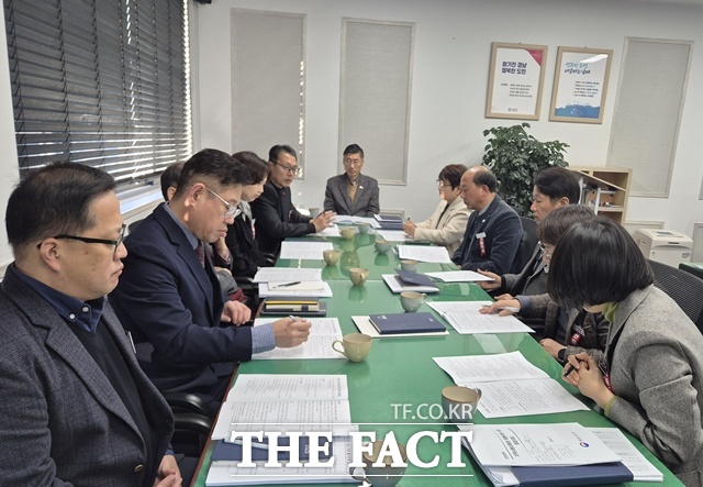 남해군이 농어촌 기본소득 사용처 관련 지역 민원 대응 회의를 하고 있다. /남해군