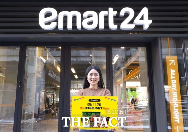 이마트24가 창립 12주년을 기념해 인기 상품 75종을 대상으로 최대 규모의 할인 혜택을 제공하는 이츠 하이라이트 타임 행사를 개최한다. /이마트24