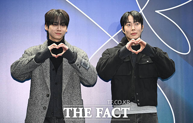 인플루언서 신민규(왼쪽)와 정원규가 4일 오후 서울 중구 동대문디자인플라자(DDP)에서 열린 2026 F/W 서울패션위크 얼킨 포토월에 참석해 블루카펫을 밟고 있다. /박헌우 기자