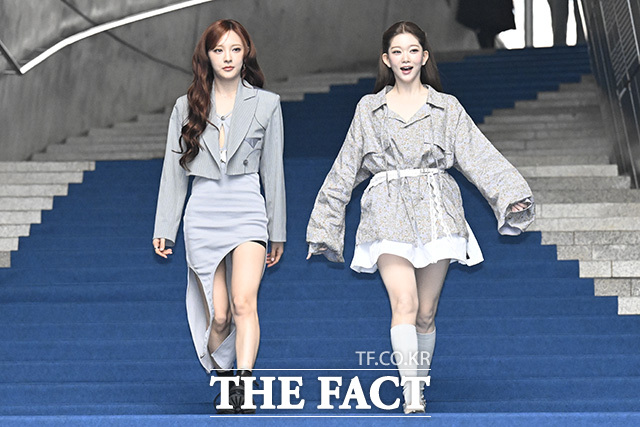 문수아(왼쪽)와 츠키가 블루카펫을 밟고 있다.