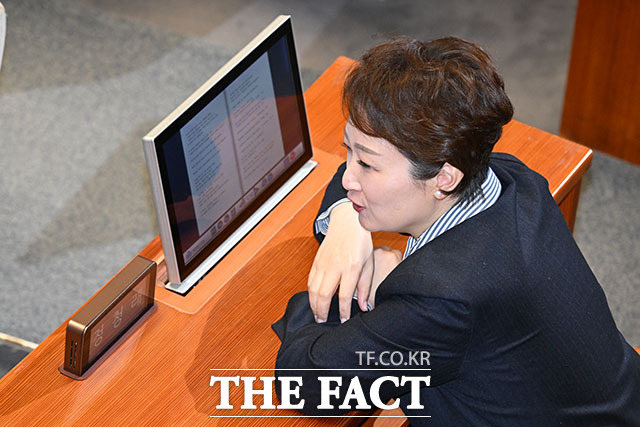 정 대표가 자리를 비운 사이, 정 대표 자리에 착석한 이 최고위원.