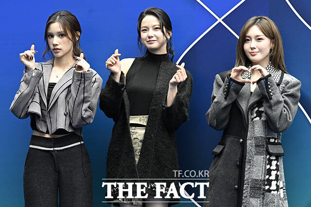 휴닝바히에와 최유진, 김채현(왼쪽부터)이 포즈를 취하고 있다.