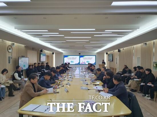 경기도가 3일 경기도청 북부청사 상황실에서 2026년도 도-시·군 지방하천 정비 사업추진 현안회의를 열고 사업 추진 현황 등을 논의하고 있다. /경기도