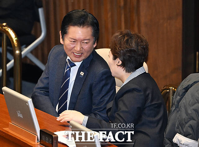 정청래 더불어민주당 대표(왼쪽)가 4일 오전 서울 여의도 국회에서 열린 제432회 국회(임시회) 제3차 본회의에 참석해 이언주 최고위원과 대화를 하고 있다. /국회=배정한 기자